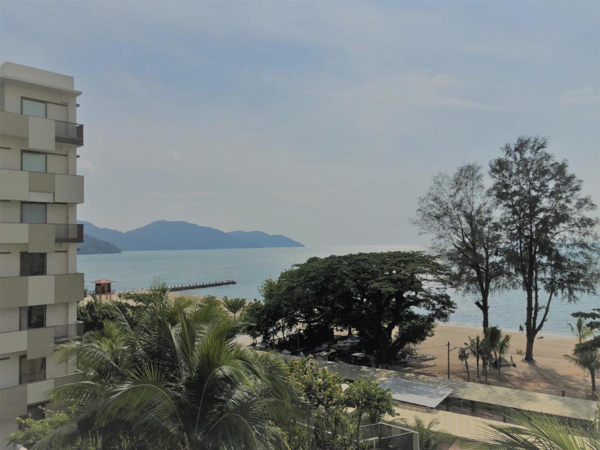 By The Sea@ Cozy Beachfront Home Batu Ferringhi Exterior photo