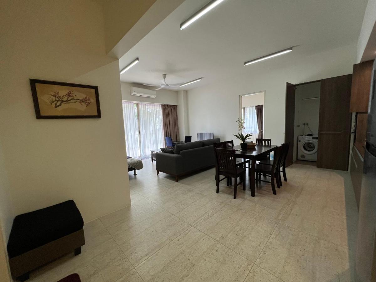 By The Sea@ Cozy Beachfront Home Batu Ferringhi Exterior photo