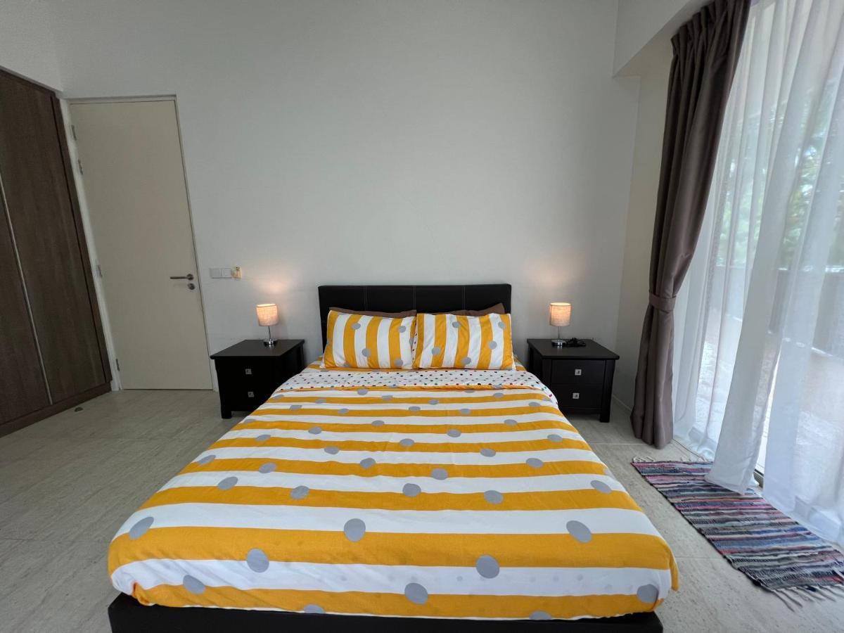 By The Sea@ Cozy Beachfront Home Batu Ferringhi Exterior photo